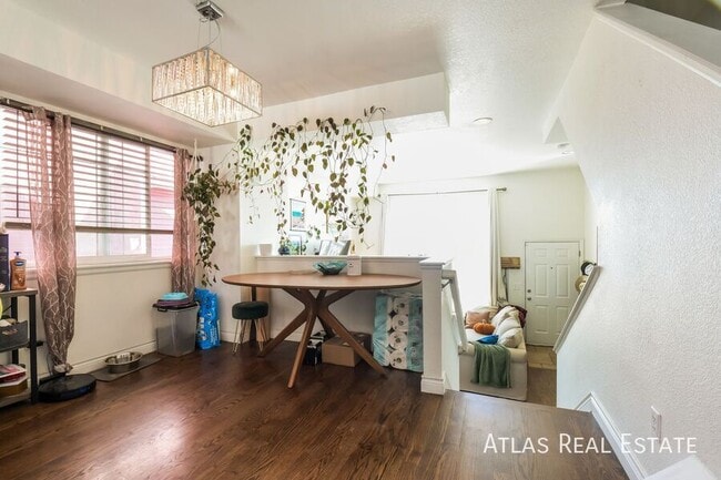 Building Photo - Charming Updated Townhome in Denver with M...