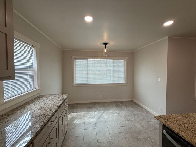 Building Photo - Welcome to your new charming 3-bedroom, 1.5-bath home in Broken Arrow close to Main Street!