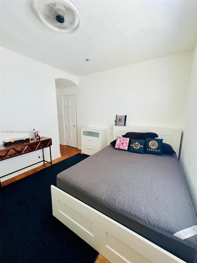 Building Photo - 2830 Pine Tree Dr