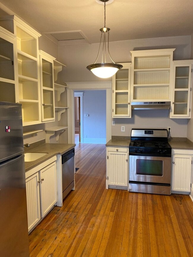 Building Photo - Beautiful 3 bed/2 bath Near Downtown!