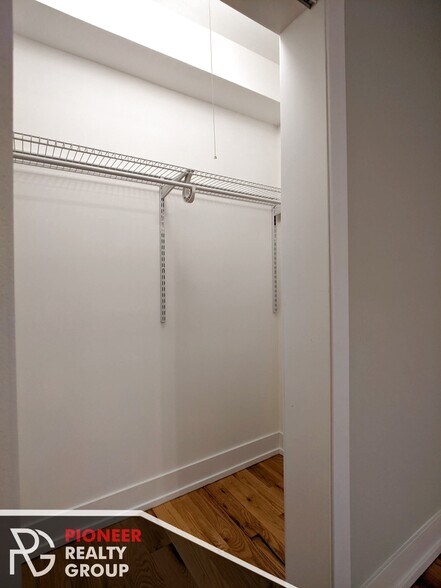 Building Photo - 429 W Roscoe St