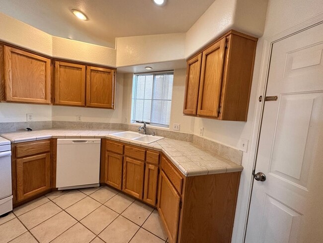 Building Photo - Great 3 Bedroom, 2 Bath Home Centrally located in Kingman!