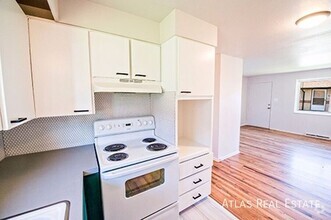 Building Photo - Pet-friendly 2BR with Laundry Onsite. Loca...