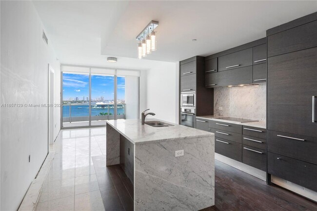 Primary Photo - 900 Biscayne Blvd