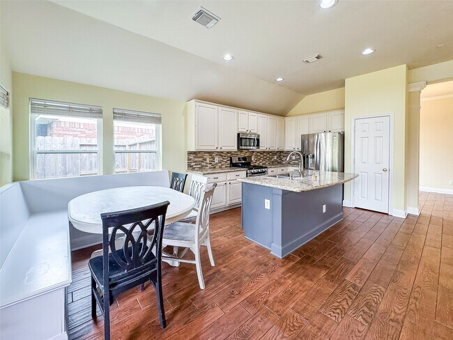 Building Photo - 3015 Gilford Ln