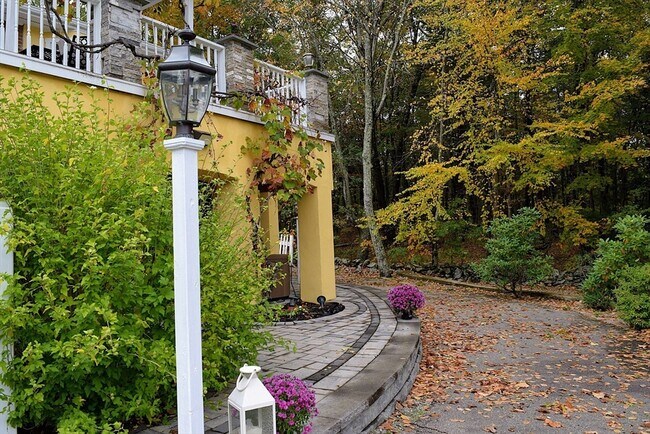 Building Photo - 85 Burlingame Rd