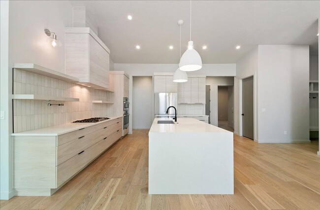 Building Photo - Modern Luxury Meets Everyday Comfort in Me...