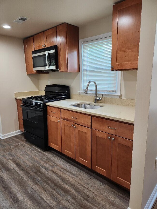 Building Photo - 2701 Woodsdale Ave