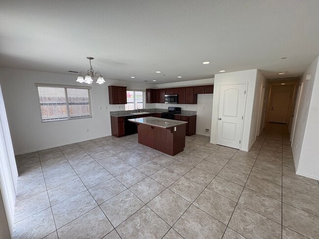 Building Photo - Tulare home move-in ready!