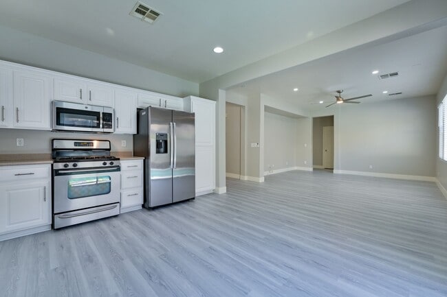 Building Photo - NW!!! 4 bedrooms!!! Pool and Spa!!! All ti...