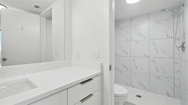 Building Photo - 900 Cove Cay Dr
