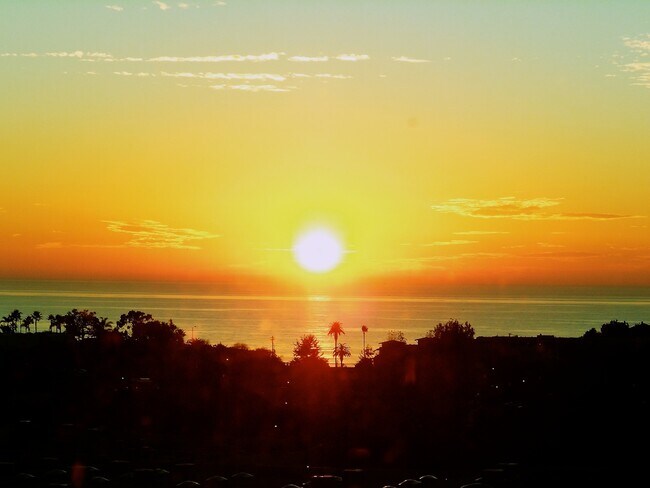 Building Photo - Well Kept 2BD Condo with Sunset Views