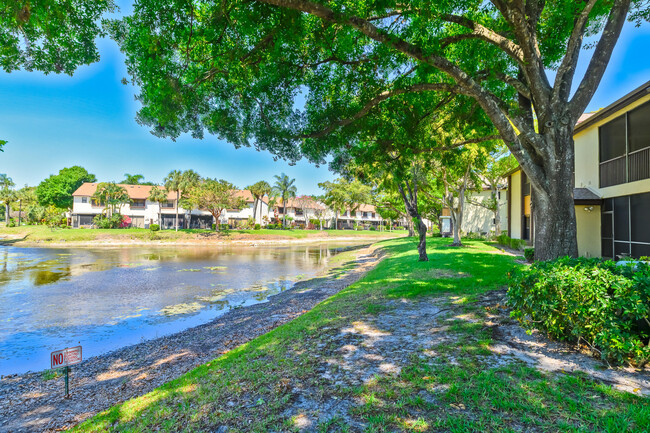 Building Photo - 4527 Carambola Cir S