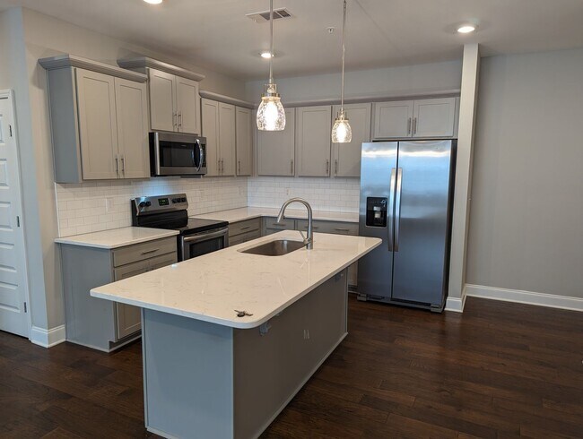 Building Photo - AVAILABLE NOW! 2-Bed/2-Bath Condo in Franklin