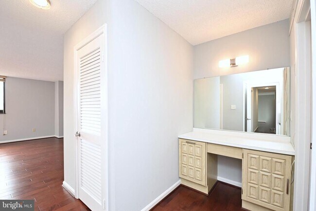 Building Photo - 1101 S Arlington Ridge Rd