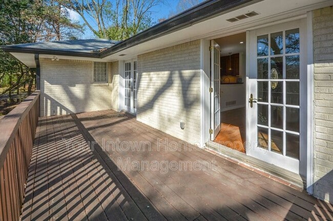 Building Photo - 317 Eureka Dr NE