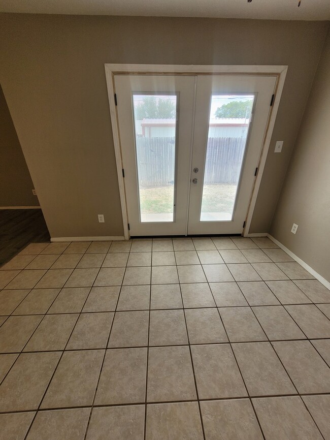 Building Photo - 2 bed 2 bath duplex unit