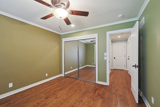 Building Photo - {10805} Gorgeous Remodel in Fantastic Location + One Level Living + Hardwood Floors & Granite Cou...