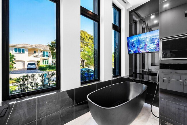 Building Photo - 2650 NE 48th Ct