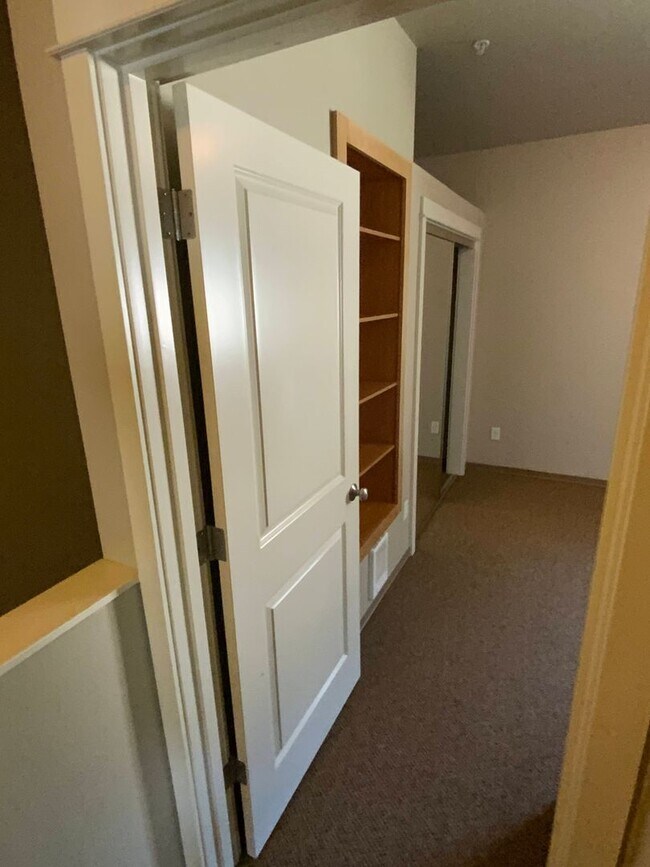 Building Photo - 3 Bedroom, 2.5 Bathroom Close to UO Campus