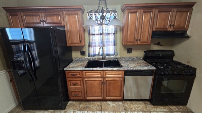 Building Photo - PET FRIENDLY 3 BEDROOM, 2 BATHROOM, DOWNTOWN LOCATION!