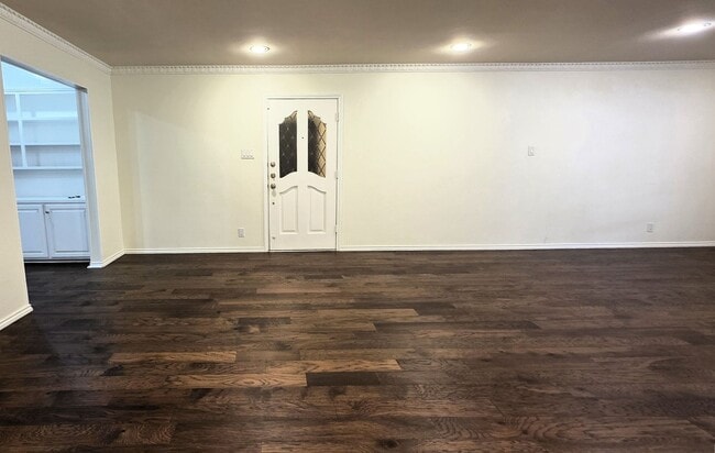 Building Photo - Large Duplex Unit just down the Street fro...