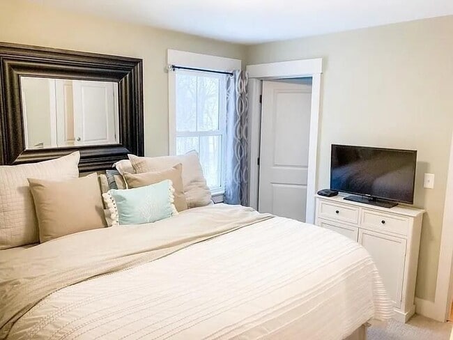 Building Photo - 12 Park Ave