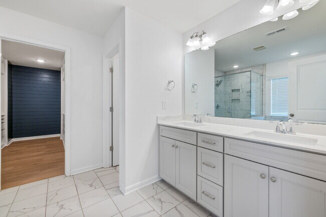 Building Photo - Spacious 5 Bedroom 3 Bath Home in highly sought after Walnut Creek!