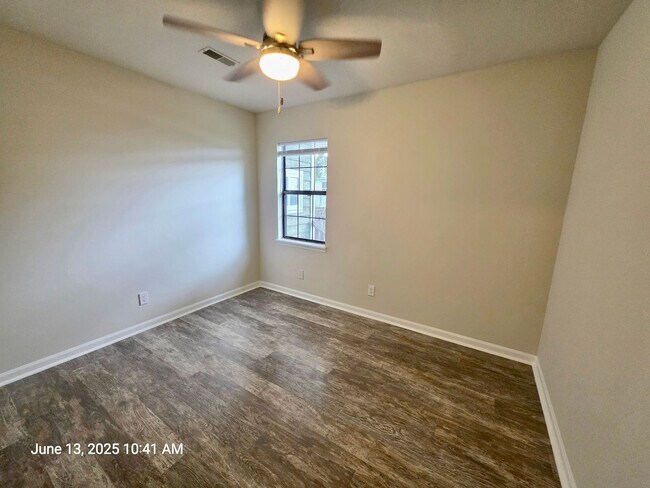 Building Photo - Charming 3 bedroom on a huge lot - Boulder...