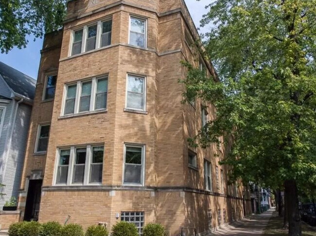 Primary Photo - 1516 W Waveland Ave