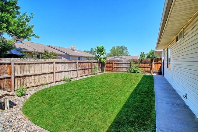 Building Photo - 3 bedroom 2 bath Duplex