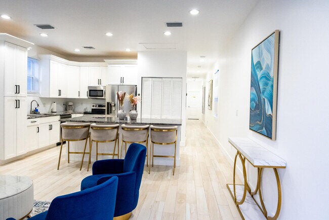 Building Photo - 214 C St