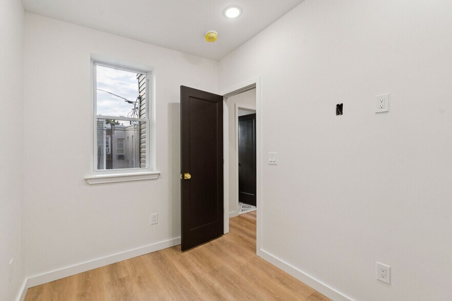 Second bedroom - 1544 S Bambrey St