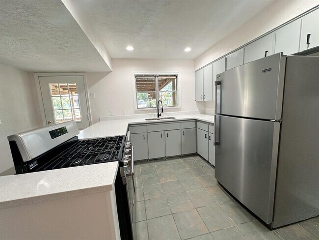 Building Photo - 7602 Turquoise Ln