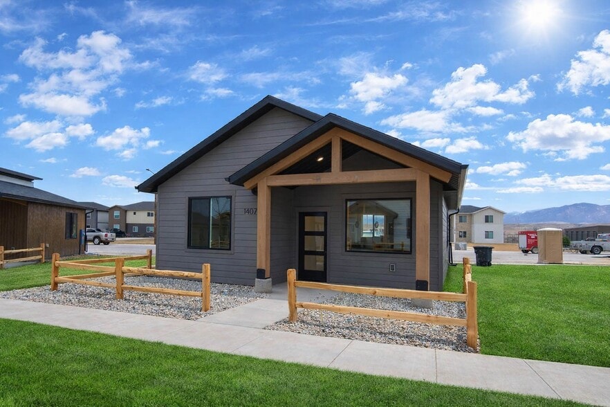 Building Photo - 1407 Windsor Dr