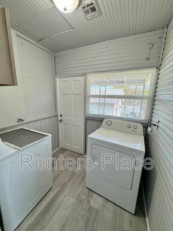Building Photo - 203 S Jamestown Ave