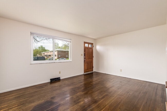 Building Photo - 880 N Meadows Ct