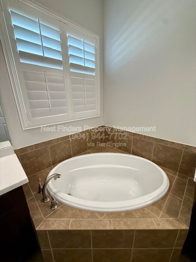 Building Photo - 628 Town Plaza Ave