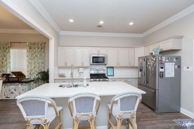 Building Photo - 6211 Lake Edge Dr