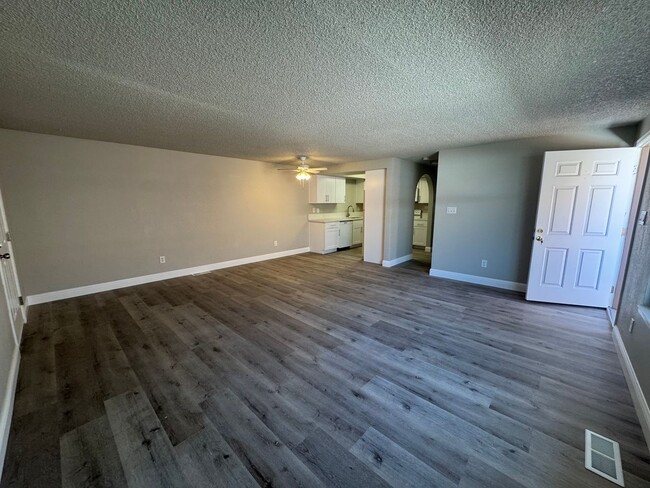 Building Photo - 3 bedroom, 2 bath, two car garage in Stead- pets welcome!