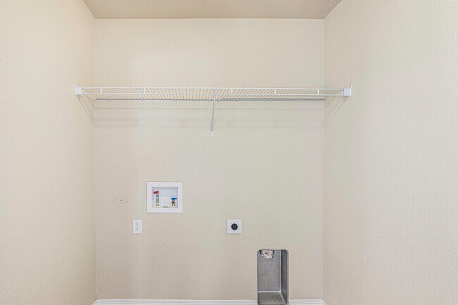 Building Photo - Nice Big Home, close to Ft Carson, Updated...