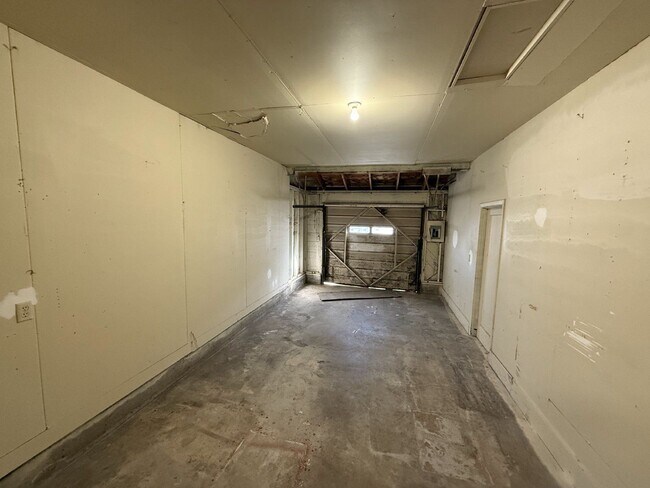 Building Photo - 210 Sunnyside Dr