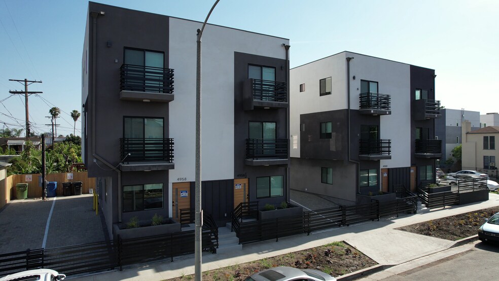 Building Photo - 4960 Clinton St