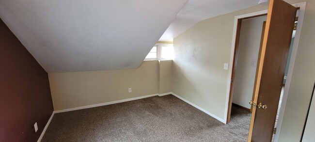 Building Photo - AVAILABLE JUNE 2025 - 4 Bed, 1 Bath, Near ...