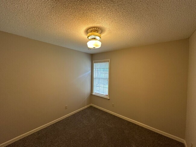Building Photo - Newly Painted Cordova Home Off Autumn Cree...