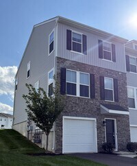 Building Photo - THREE BEDROOM/ END OF ROW TOWNHOME in Southern Lehigh Schools