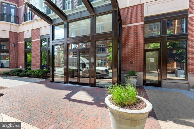 Building Photo - 1390 Kenyon St NW