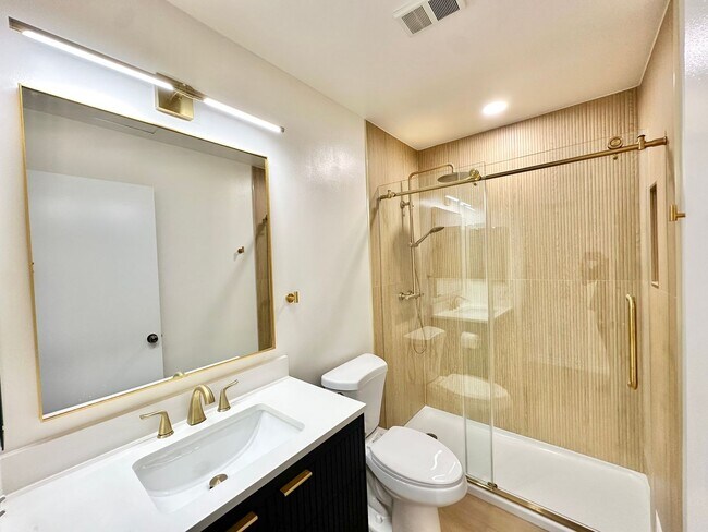 Building Photo - Stylish 2 Bedroom Condo in the Located in ...