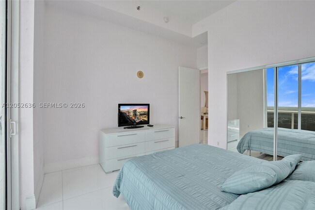 Building Photo - 16001 Collins Ave
