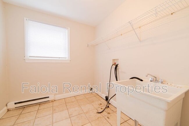 Building Photo - 319 Maurice St